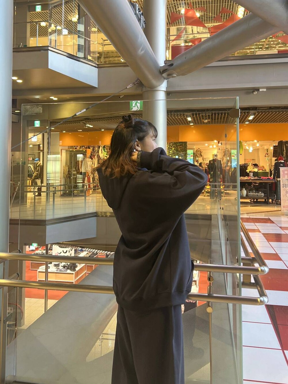 ブラック系のブーツ、その他のハンドバッグ、ブルー系のパーカーを着用したレディースの冬コーディネートの5枚目の写真