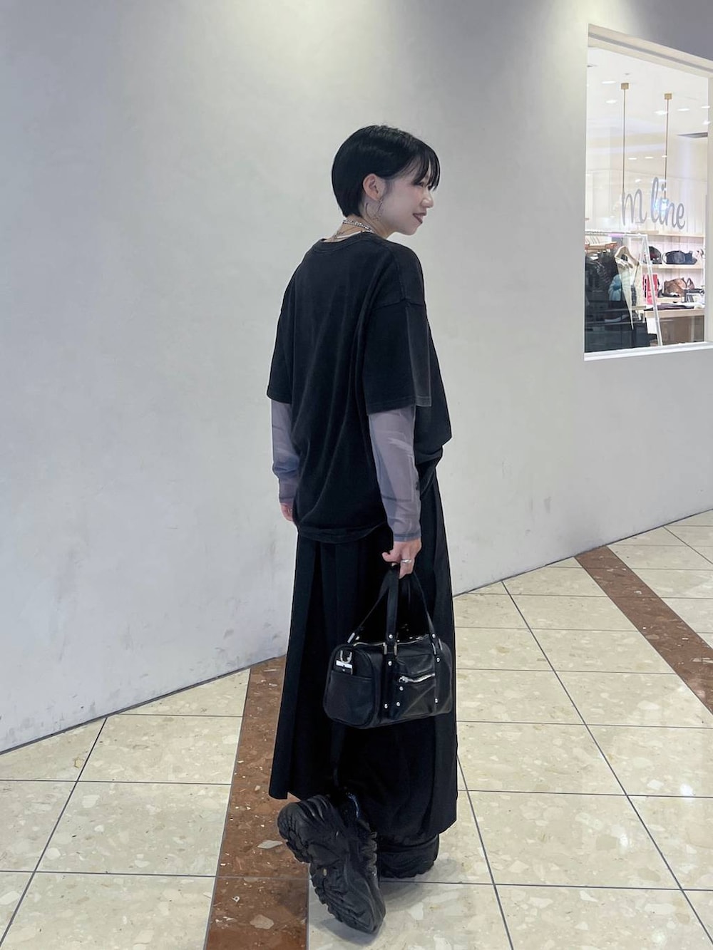 ブラック系のショルダーバッグ、グレー系のTシャツ/カットソー、ホワイト系のTシャツ/カットソーを着用したレディースの夏コーディネートの4枚目の写真