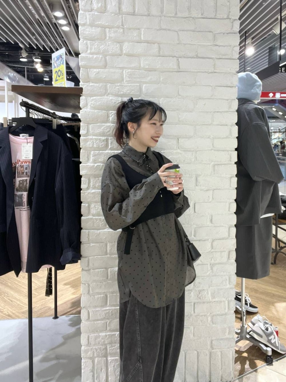 ブラック系のデニムパンツ、ブラック系のショルダーバッグ、ブラック系のその他トップスを着用したレディースの春コーディネートの2枚目の写真