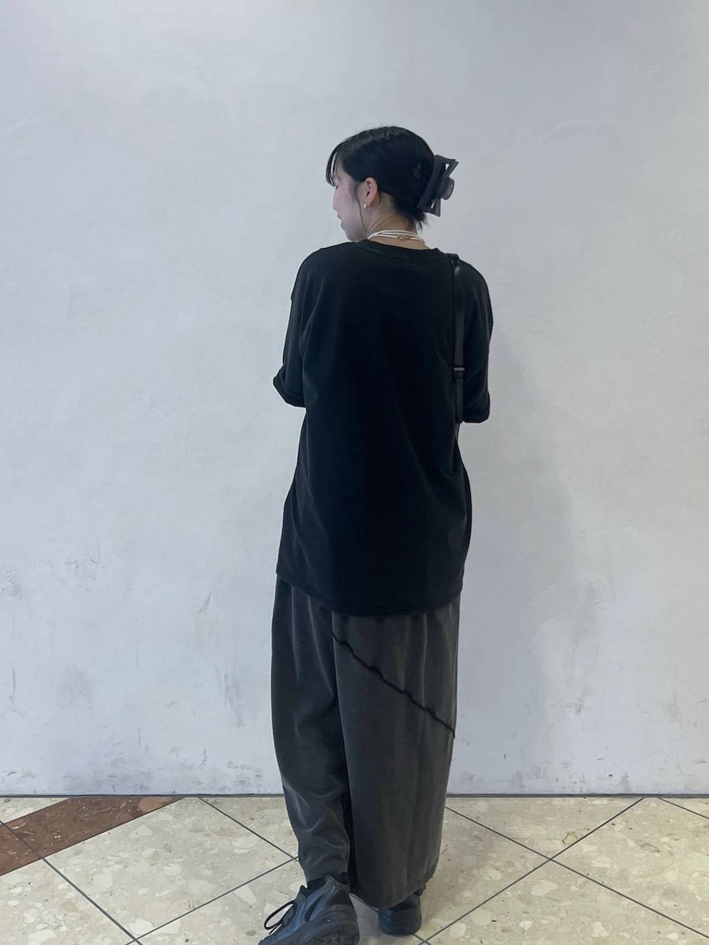 ブラック系のワンピース、ブラック系のショルダーバッグ、グレー系のTシャツ/カットソーを着用したレディースの夏コーディネートの3枚目の写真
