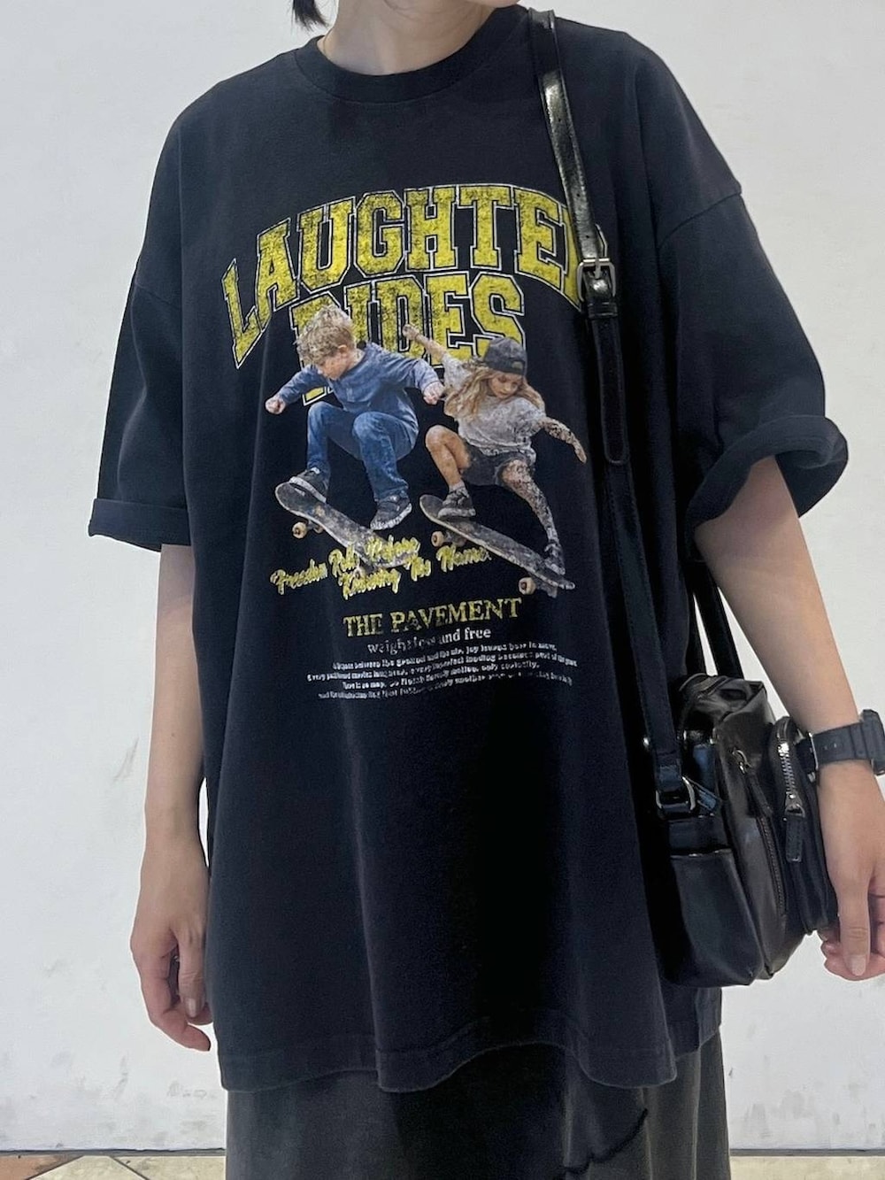 ブラック系のワンピース、ブラック系のショルダーバッグ、ブルー系のTシャツ/カットソーを着用したレディースの夏コーディネートの4枚目の写真
