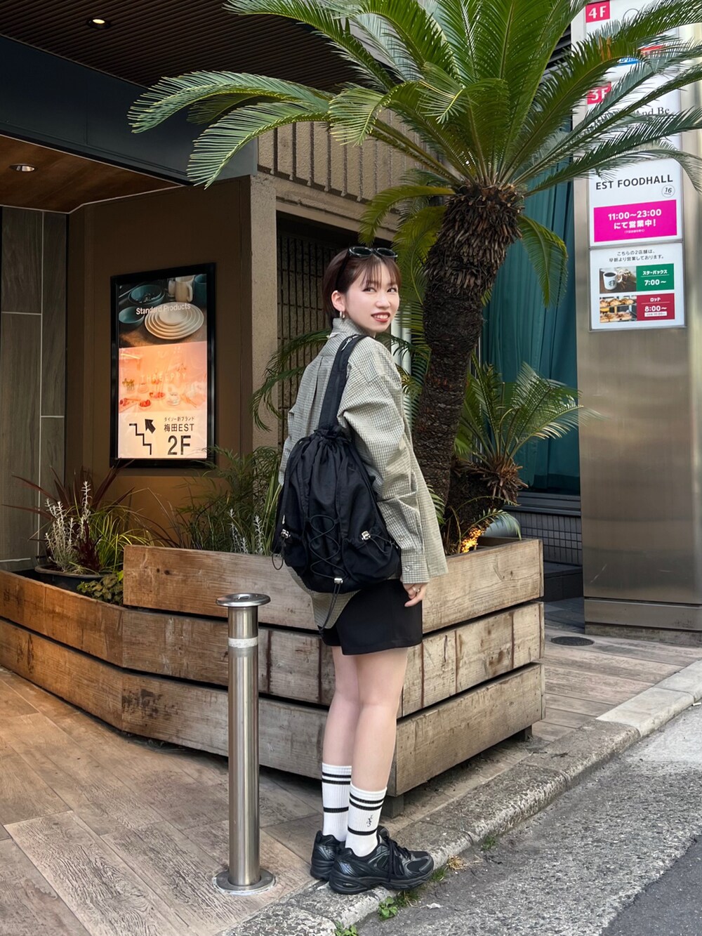 ブラック系のショルダーバッグ、ブラック系のその他パンツ、グリーン系のシャツ/ブラウスを着用したレディースの春コーディネートの5枚目の写真