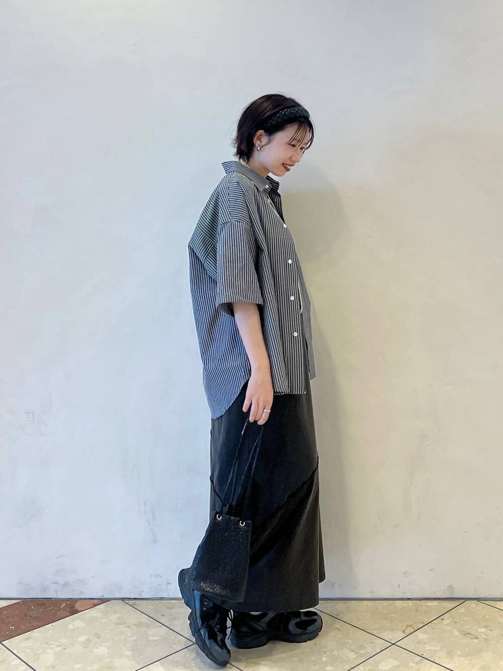 ブラック系のその他シューズ、ブラック系のワンピース、ブラック系のシャツ/ブラウスを着用したレディースの春コーディネートの2枚目の写真