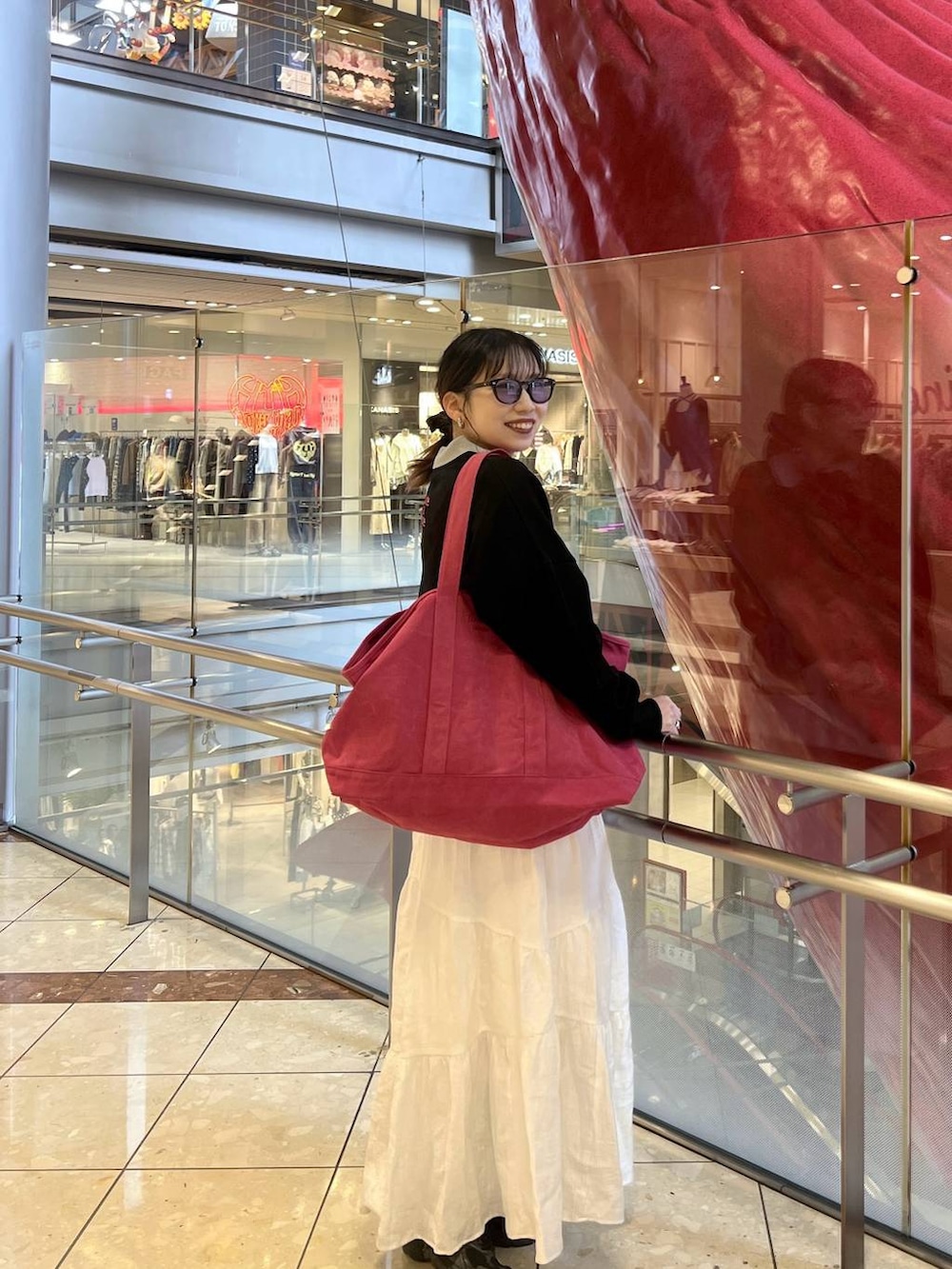 ブラック系のスウェット、ホワイト系のスカート、グレー系のカーディガン/ボレロを着用したレディースの冬コーディネートの5枚目の写真