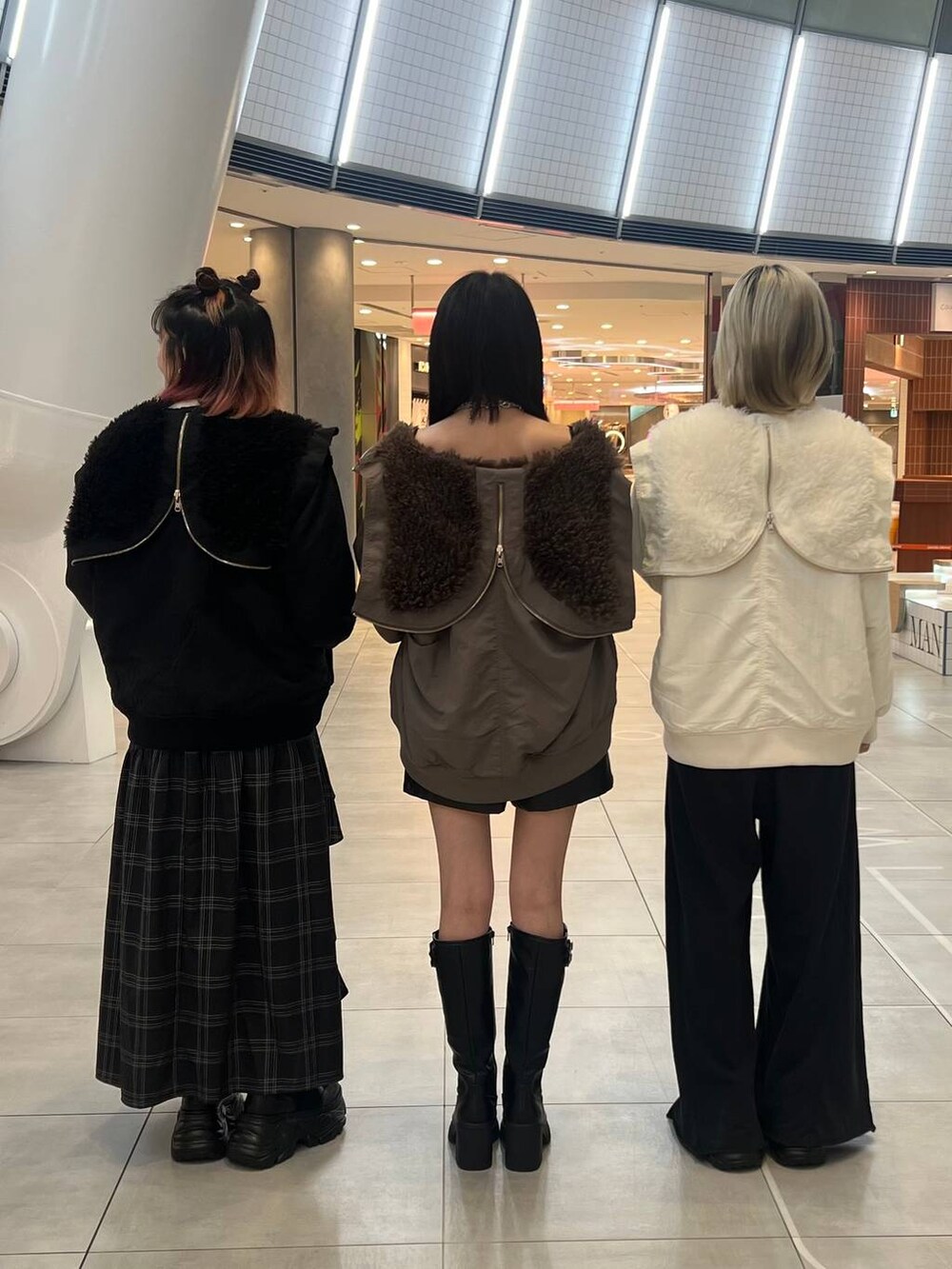 ブラック系のスウェットパンツ、ブラウン系のブルゾン、ブラック系のブルゾンを着用したレディースの秋コーディネートの3枚目の写真