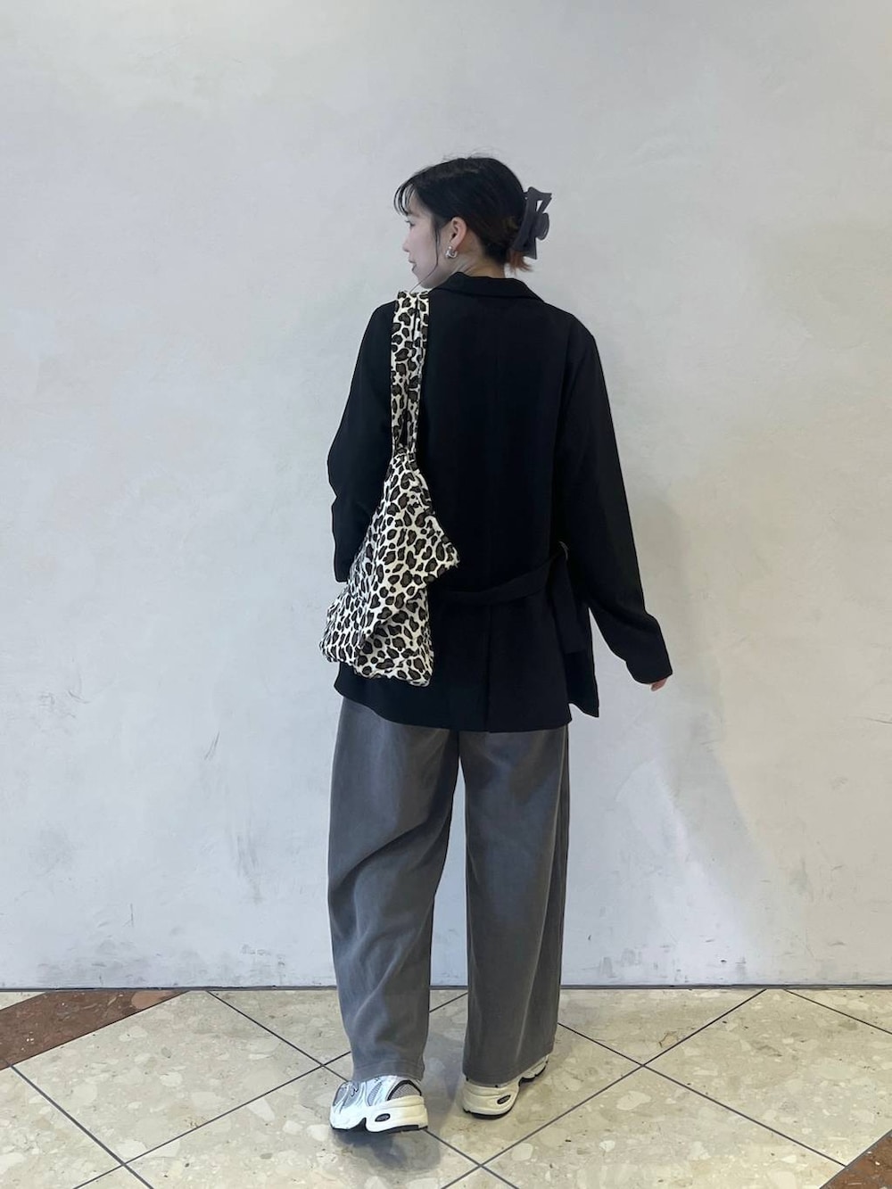 ブラック系のテーラードジャケット、グレー系のスウェットパンツ、その他のトートバッグを着用したレディースの春コーディネートの2枚目の写真