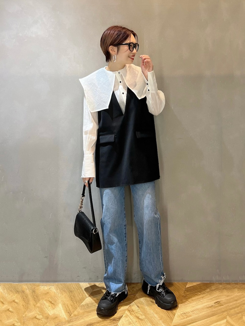 「おしゃれさんと繋がりたい、JEANASiS、オトナカジュアル、デニム、ベスト、レイヤードスタイル、春コーデ、オトナ女子、el、ブラウス、ほめられ本命コーデ」｜「eLの【eL】Highrise Straight Denim Pants/344258（デニムパンツ、ブルー系）」を使った、tagochiさん（骨格ウェーブ・レディース・159cm）の冬コーディネートの3枚目の写真