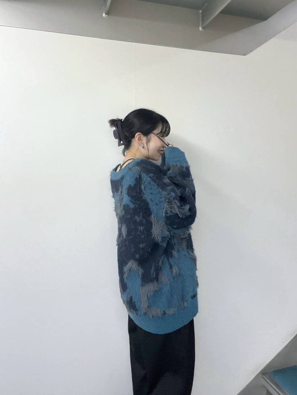 ブラック系のブーツ、ブルー系のカーディガン/ボレロ、ブラック系のショルダーバッグを着用したレディースの夏コーディネートの3枚目の写真