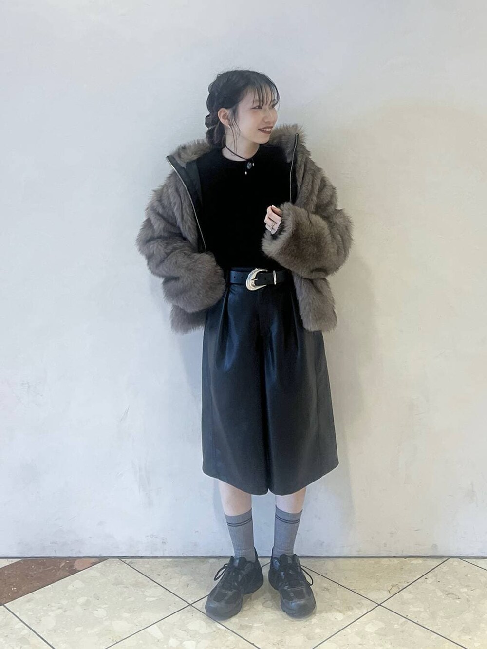 ブラック系のその他パンツ、ブラウン系のブルゾン、ブラック系のニット/セーターを着用したレディースの秋コーディネートの2枚目の写真