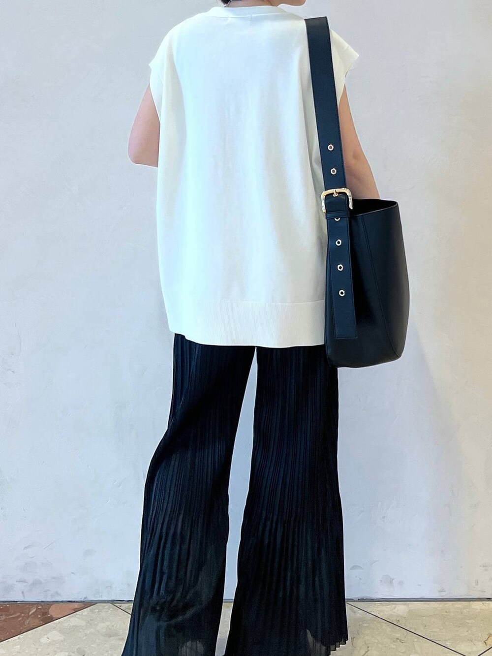 「ラフ、カジュアル、モード、ベスト、大人カジュアル、PAGEBOY、夏コーデ、春コーデ」｜「PAGEBOYのプラットチャンキースニーカー（スニーカー、ブラック系）」を使った、tagochiさん（レディース・159cm）の春コーディネートの3枚目の写真
