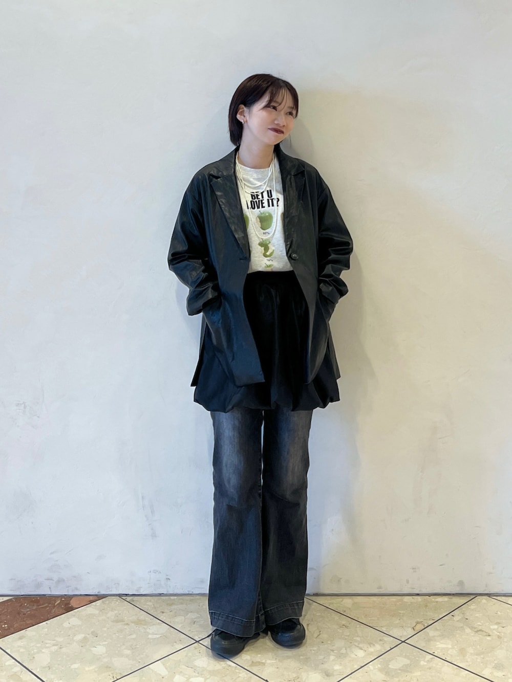 「JEANASIS、PAGEBOY、レザージャケット、春コーデ、デニム、スニーカー、モノトーン、Tシャツ、Tシャツ×デニム、ジャケット」｜「JEANASISのベルトツキフレアデニム/313001（デニムパンツ、グレー系）」を使った、tagochiさん（レディース・159cm）の春コーディネートの2枚目の写真