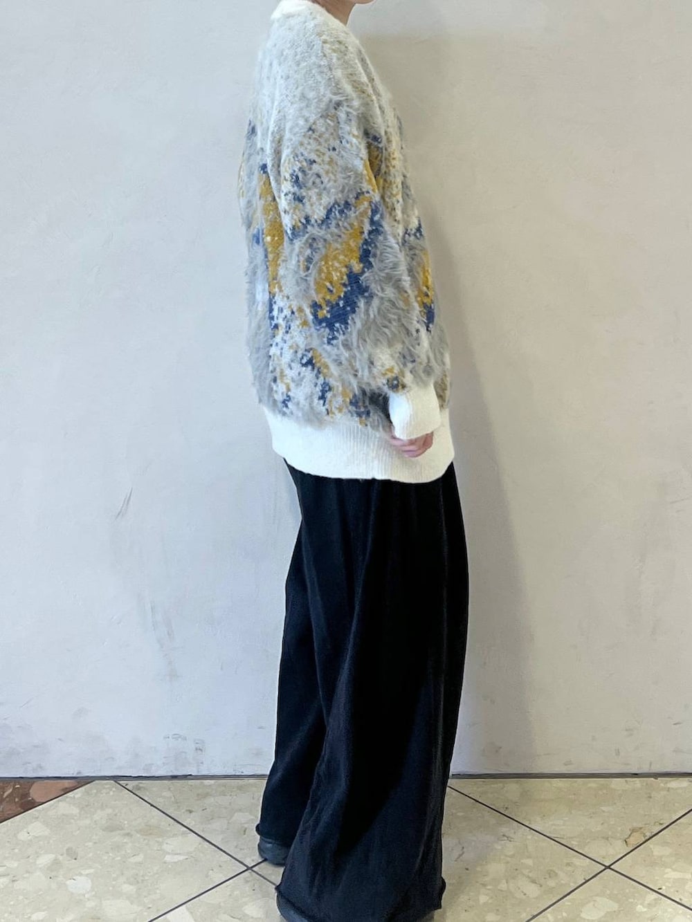 ブラック系のスウェットパンツ、ホワイト系のカーディガン/ボレロを着用したレディースの秋コーディネートの2枚目の写真