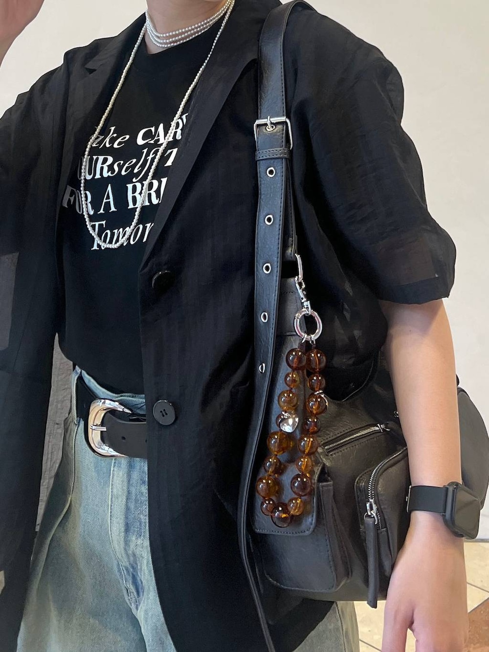 「ラフ、カジュアル、モード、シャツ、春夏コーデ、デニムパンツ、スニーカー、Tシャツ」｜「LAKOLEのスマートウォッチ / 127945（デジタル腕時計、ブラック系）」を使った、tagochiさん（レディース・159cm）の春コーディネートの3枚目の写真