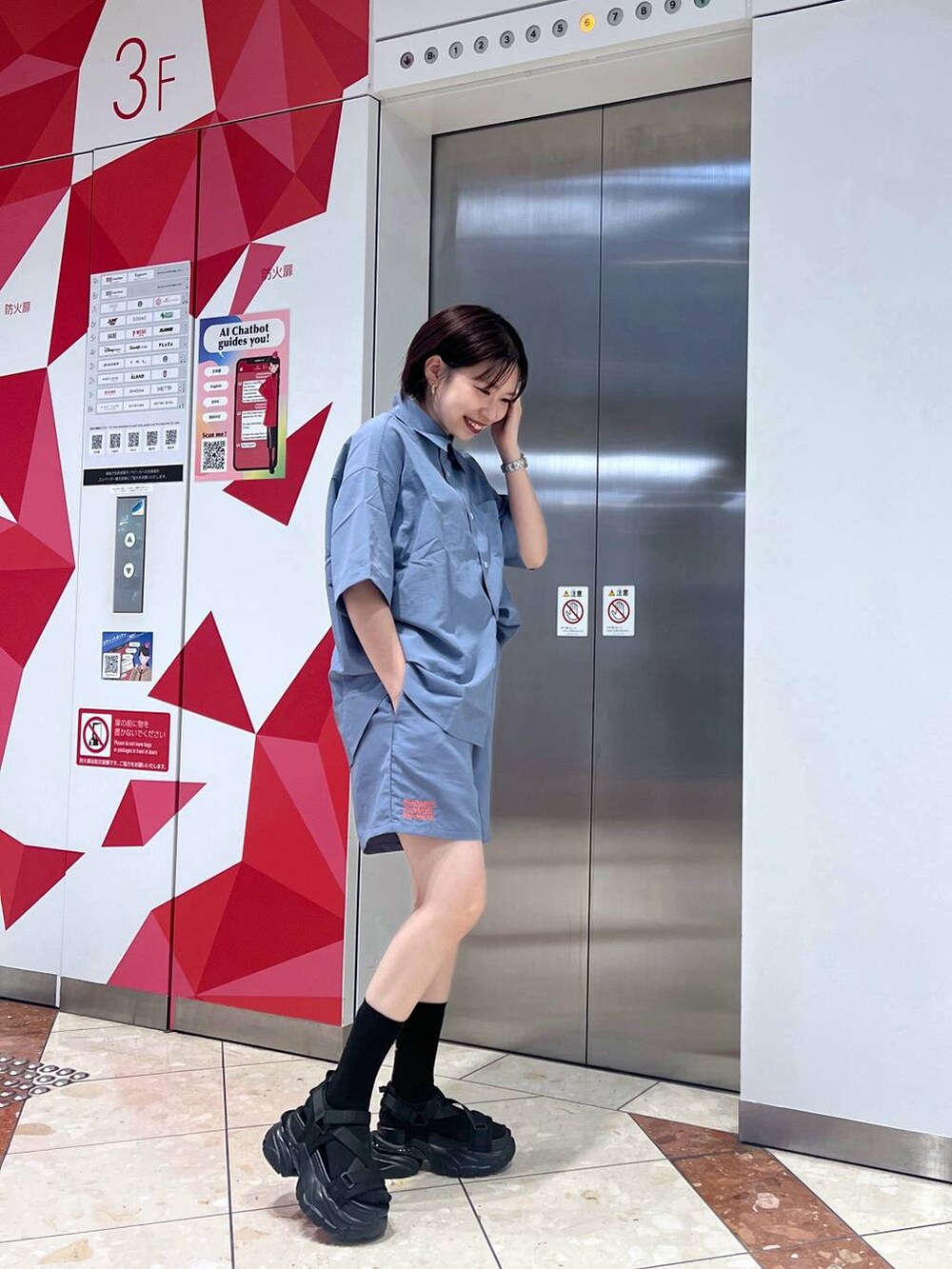 ブラック系のサンダル、ブルー系のシャツ/ブラウス、ブルー系のその他パンツを着用したレディースの春コーディネートの2枚目の写真