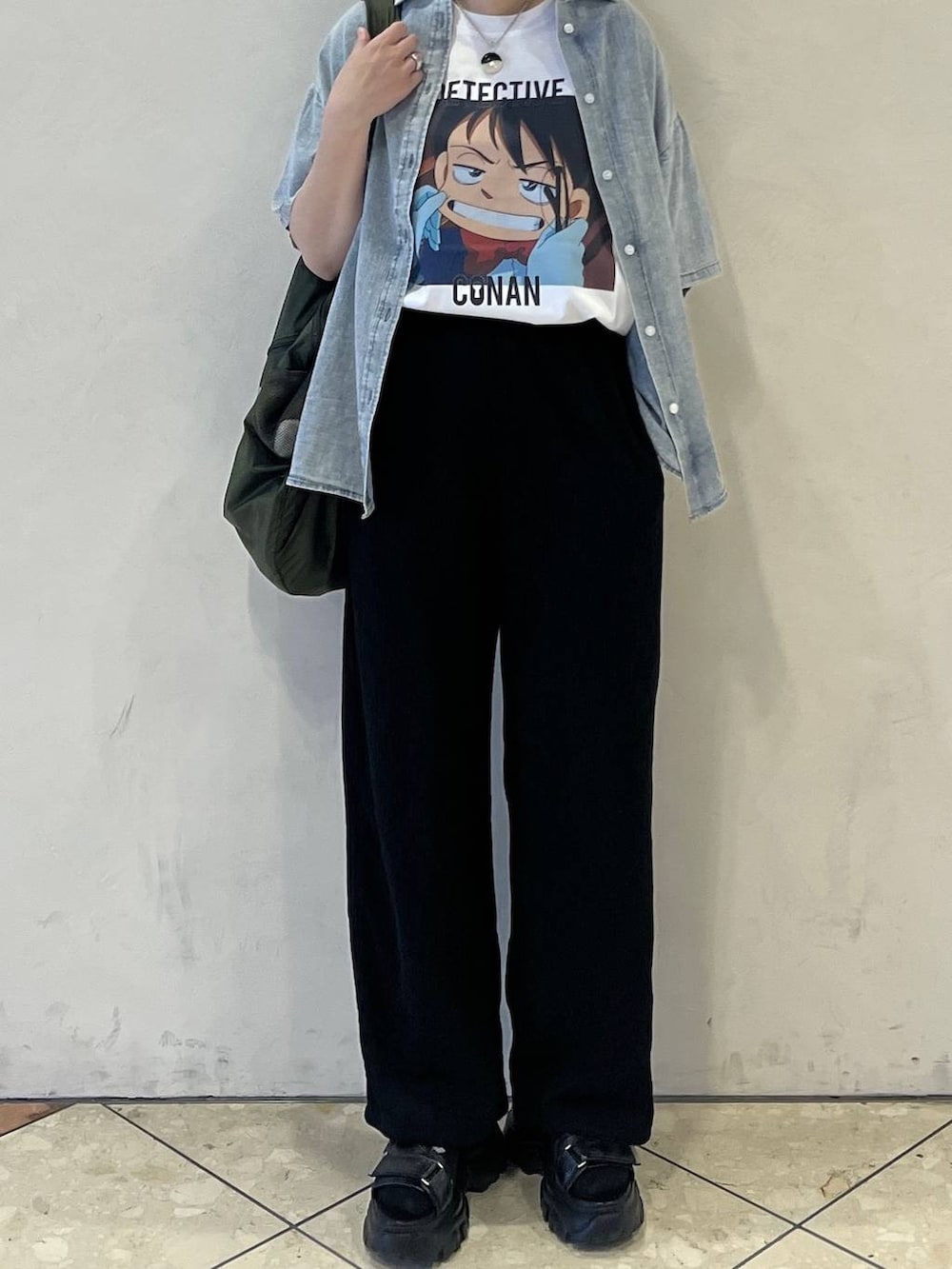 ブラック系のその他パンツ、ブルー系のシャツ/ブラウス、ブラック系のサンダルを着用したレディースの春コーディネートの2枚目の写真
