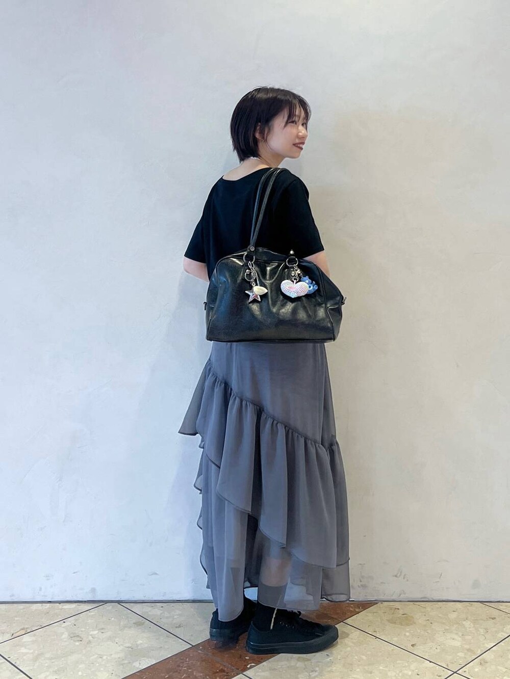 「ラフ、カジュアル、モード、Tシャツ、PAGEBOY、スカート、春夏コーデ、春コーデ、スニーカー」｜「JEANASISのUNIQUE CHARM/118536（キーホルダー、シルバー系）」を使った、tagochiさん（レディース・159cm）の春コーディネートの2枚目の写真