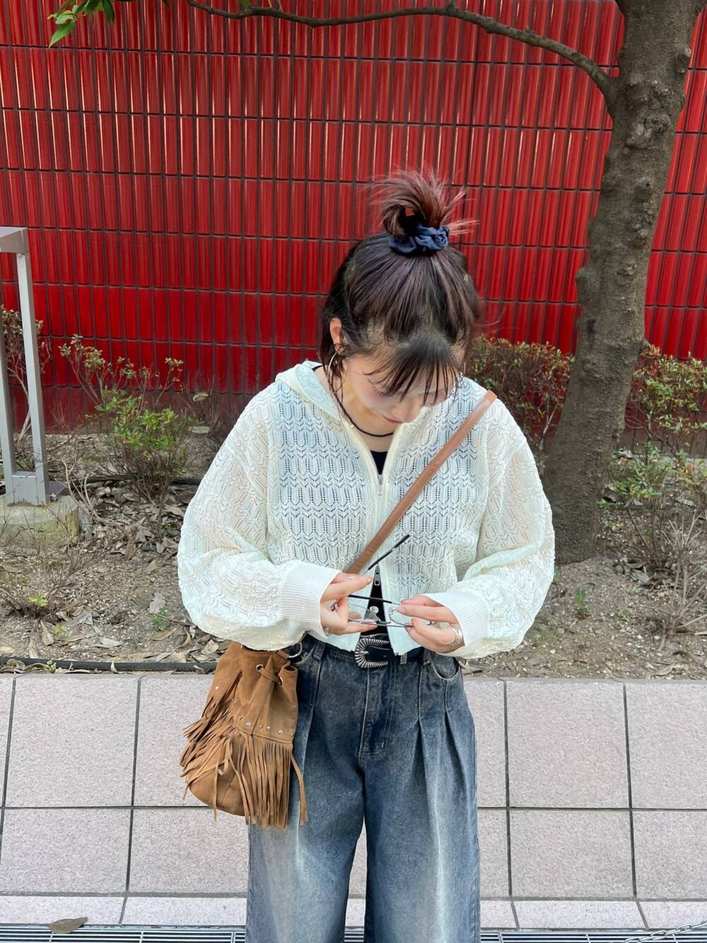 「ラフ、カジュアル、モード、夏コーデ、パーカー、PAGEBOY、デニムパンツ、大人カジュアル」｜「PAGEBOYの<WEB限定サイズあり>タックデニムパンツ（デニムパンツ、ブルー系）」を使った、tagochiさん（レディース・159cm）の夏コーディネートの5枚目の写真