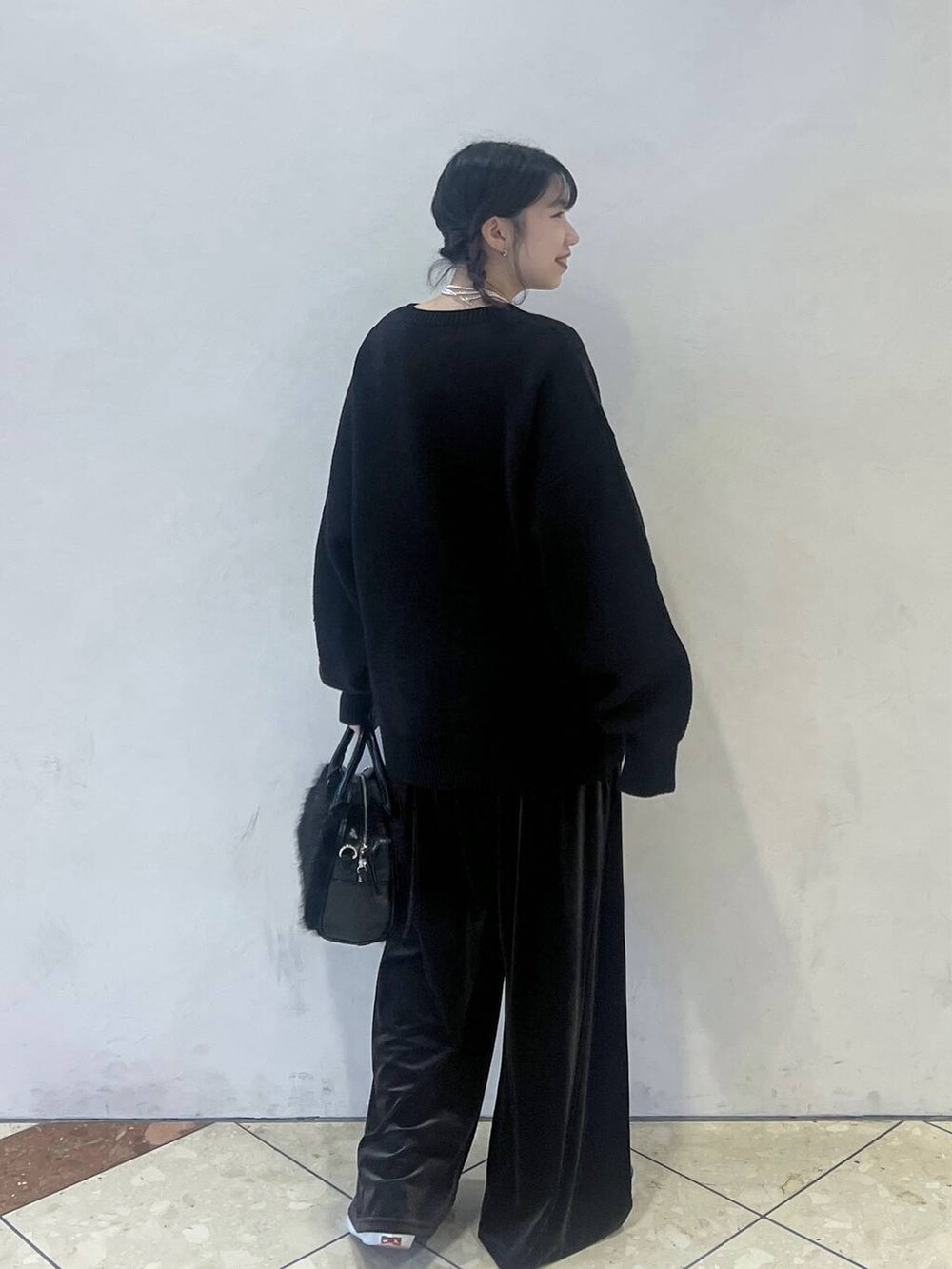 ブラック系のニット/セーター、ブラウン系のその他パンツ、ブラック系のボストンバッグを着用したレディースの秋コーディネートの3枚目の写真