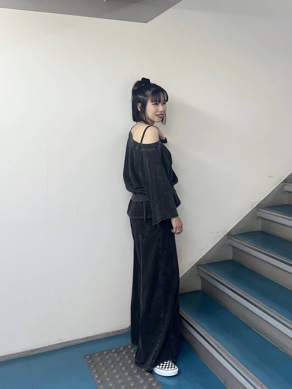 ブラック系のデニムパンツ、ブラック系のTシャツ/カットソー、ブラック系のショルダーバッグを着用したレディースの夏コーディネートの2枚目の写真
