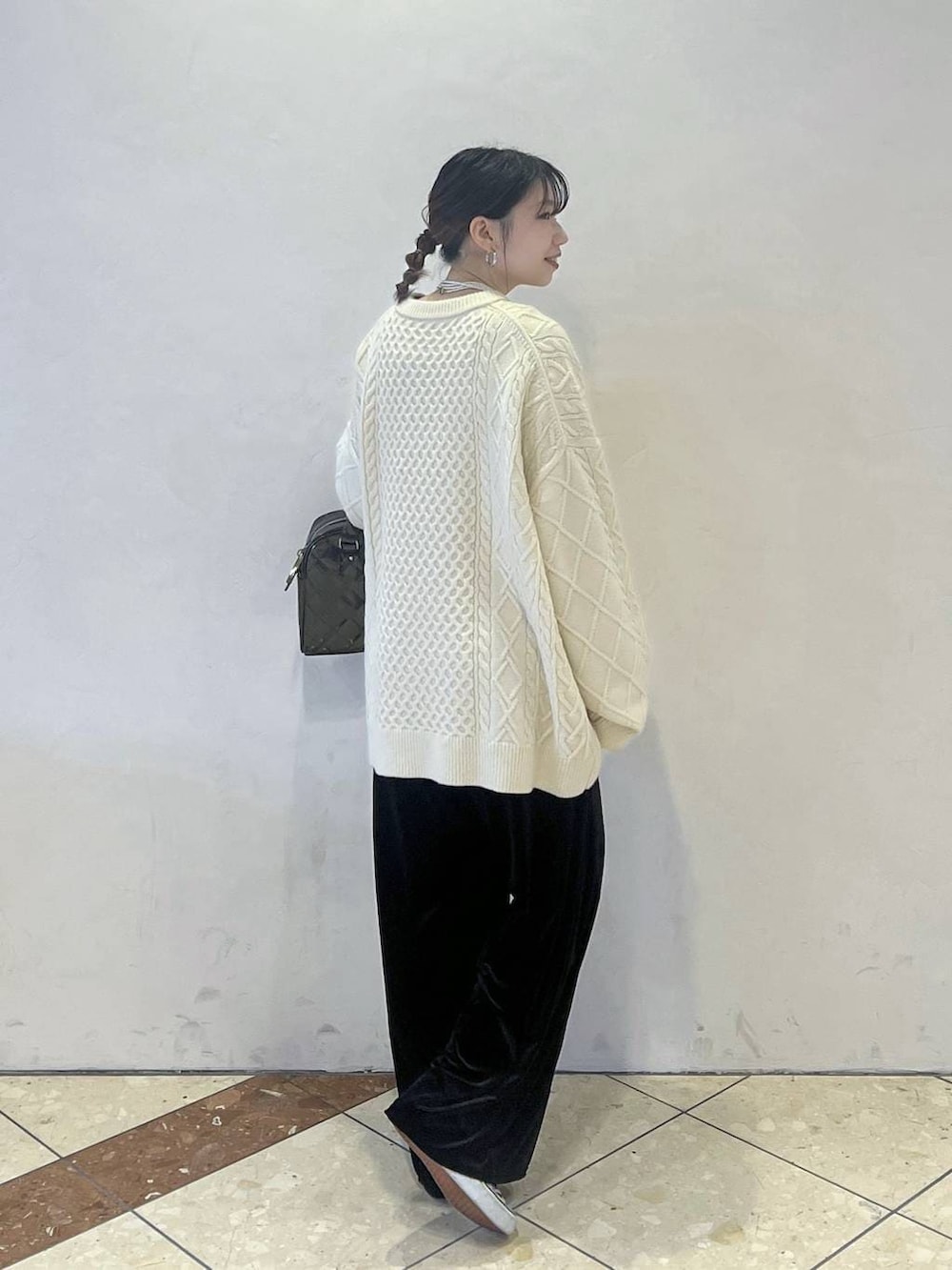 ホワイト系のニット/セーター、ブラック系のボストンバッグ、ブラック系のその他パンツを着用したレディースの冬コーディネートの2枚目の写真