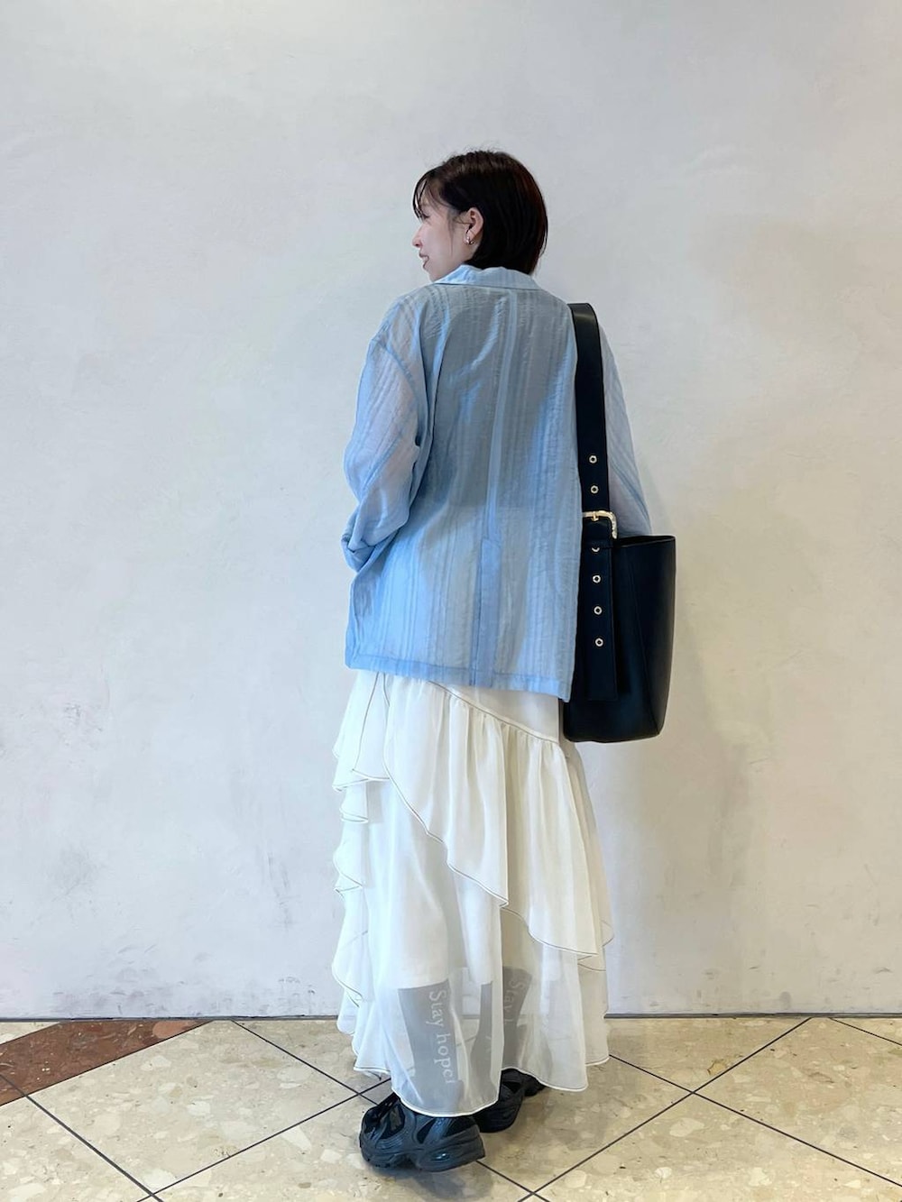 「カジュアル、モード、ラフ、PAGEBOY、ジャケットスタイル、シャツ、春コーデ、スカート、スニーカー」｜「JEANASISの【new balance】MR530/128591（その他シューズ、ブラック系）」を使った、tagochiさん（レディース・159cm）の春コーディネートの3枚目の写真