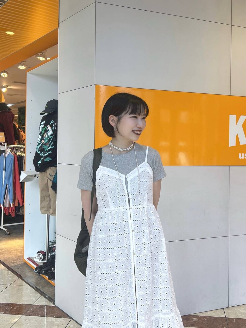 ブラック系のスニーカー、ブルー系のデニムパンツ、グレー系のTシャツ/カットソーを着用したレディースの春コーディネートの3枚目の写真