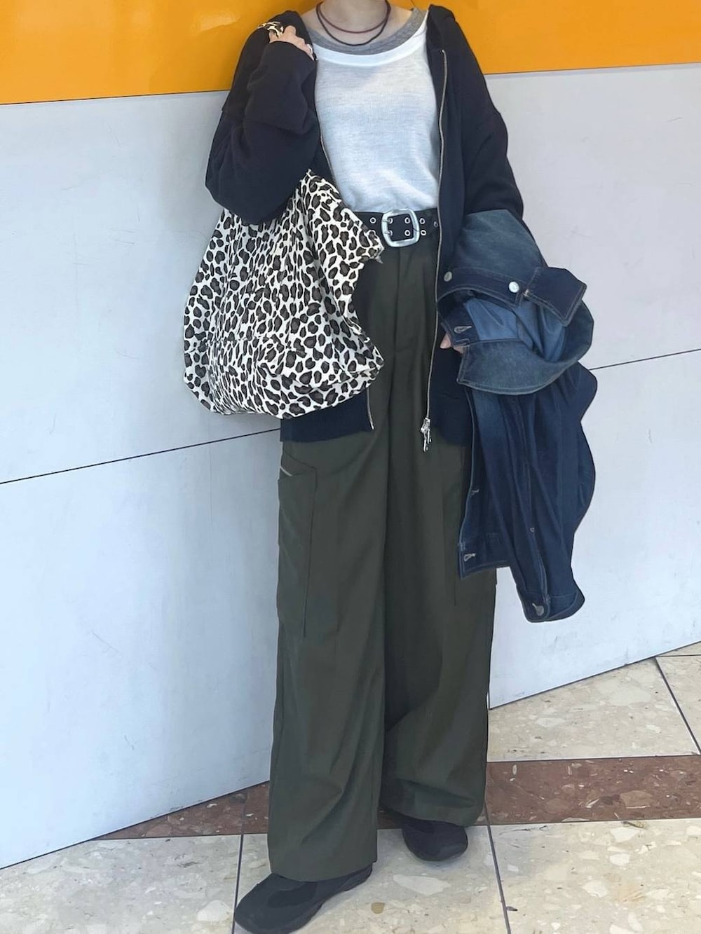 ブラック系のスニーカー、グリーン系のスラックス、ブルー系のパーカーを着用したレディースの冬コーディネートの3枚目の写真