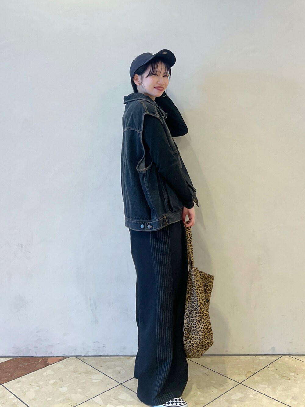「NEW ERA、ベスト、スラックス、PBLIM、PAGEBOY、春コーデ、オトナカジュアル」｜「PBLIMの【PBLIM】カラートートバッグ（トートバッグ、その他）」を使った、tagochiさん（レディース・159cm）の春コーディネートの2枚目の写真