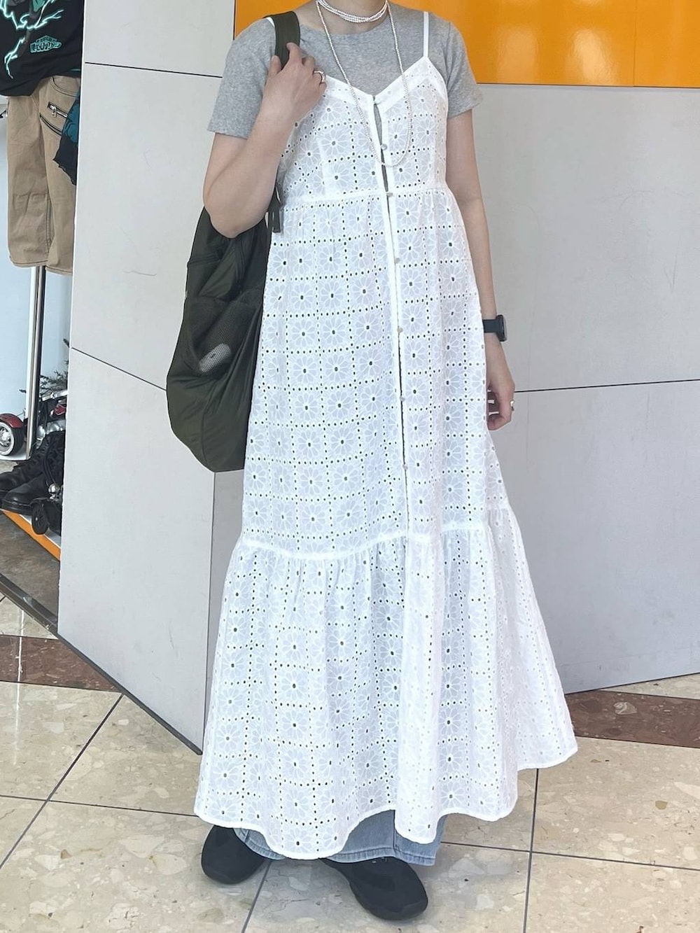 ブラック系のスニーカー、ブルー系のデニムパンツ、グレー系のTシャツ/カットソーを着用したレディースの春コーディネートの4枚目の写真