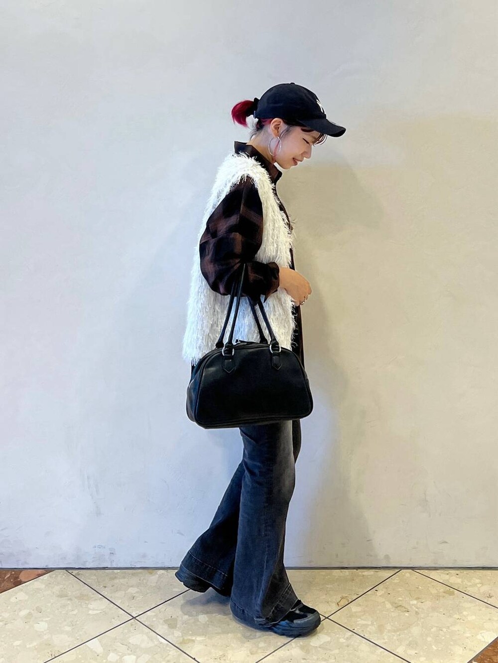 ブラウン系のシャツ/ブラウス、グレー系のデニムパンツ、ホワイト系のベストを着用したレディースの秋コーディネートの2枚目の写真