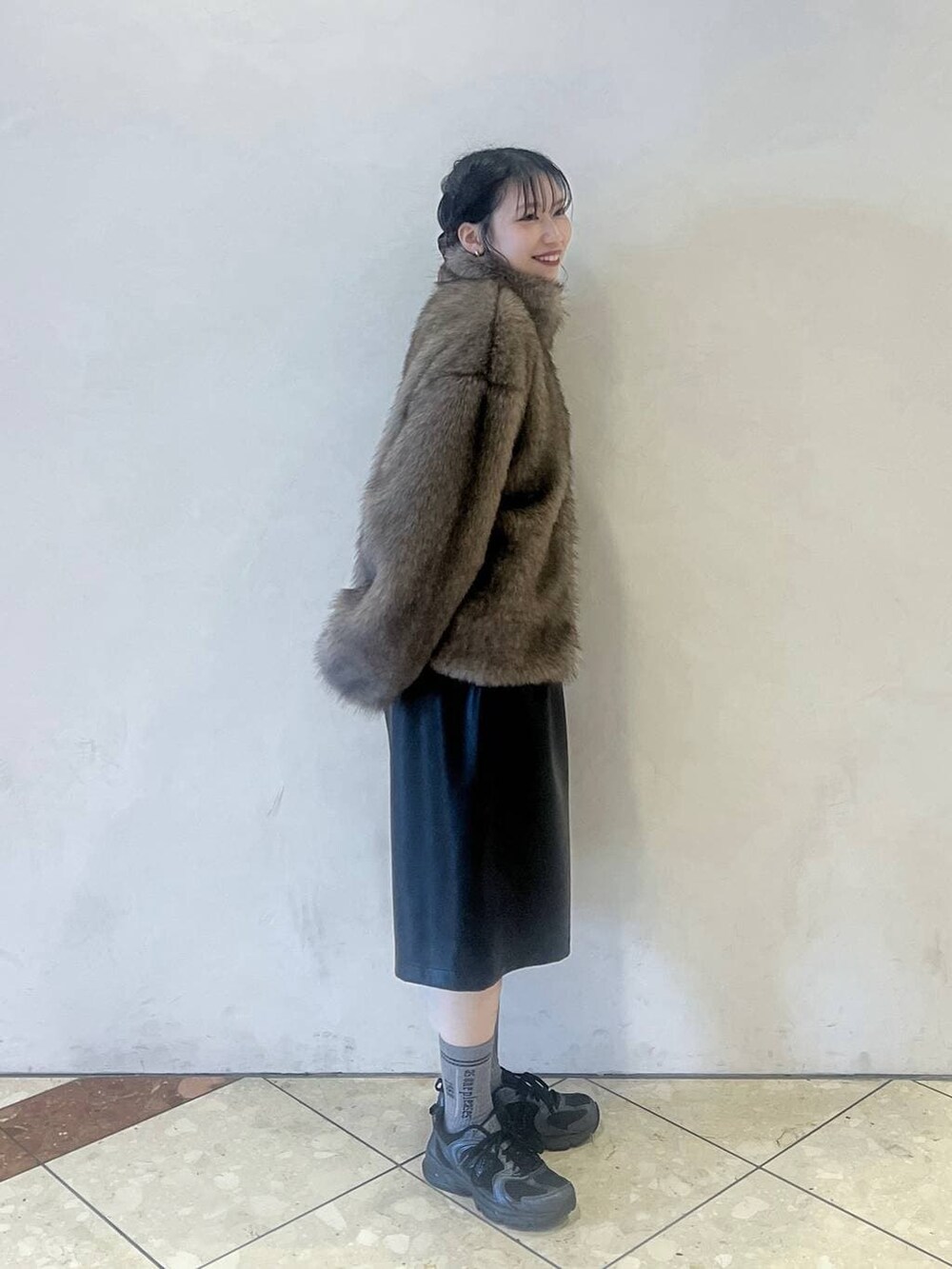 ブラック系のその他パンツ、ブラウン系のブルゾン、ブラック系のニット/セーターを着用したレディースの秋コーディネートの3枚目の写真