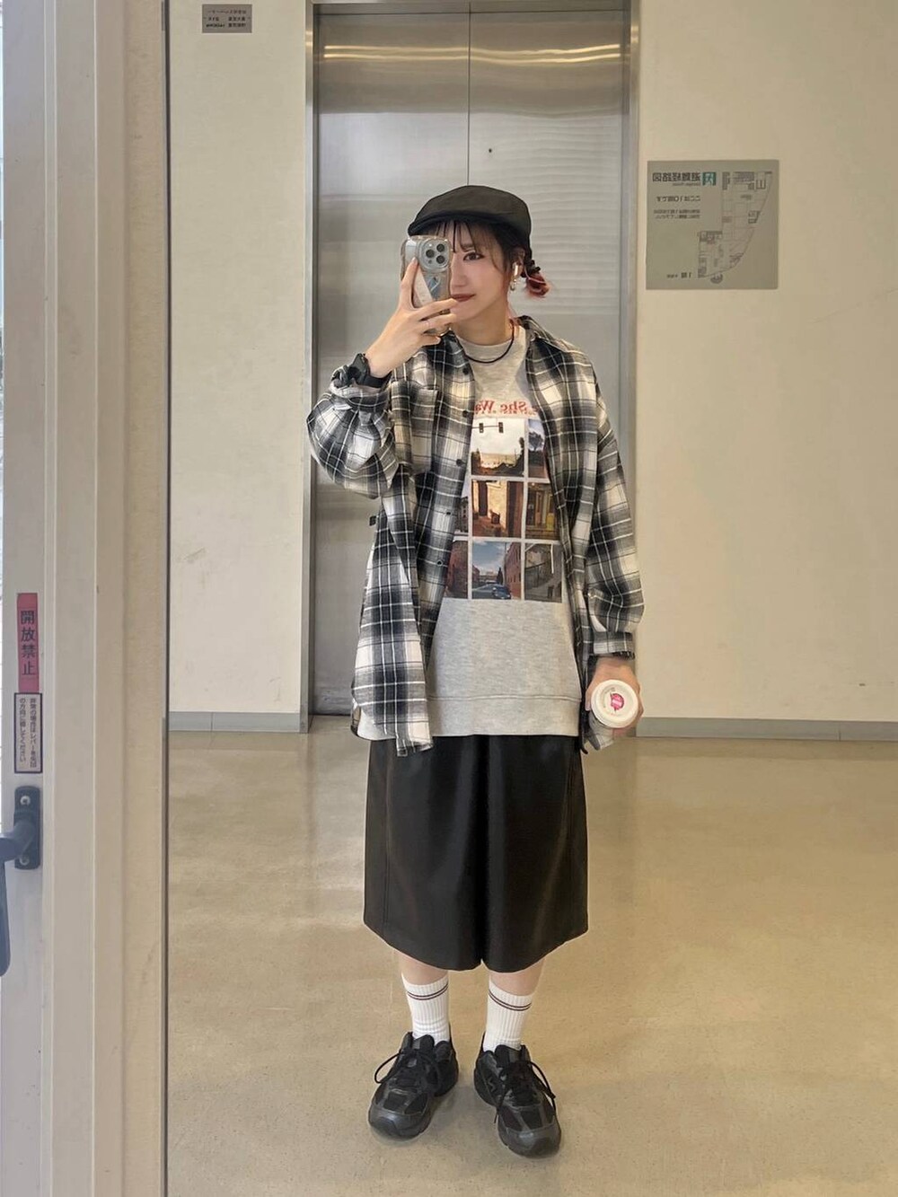 ブラック系のその他パンツ、グレー系のスウェット、ブラック系のシャツ/ブラウスを着用したレディースの秋コーディネートの2枚目の写真