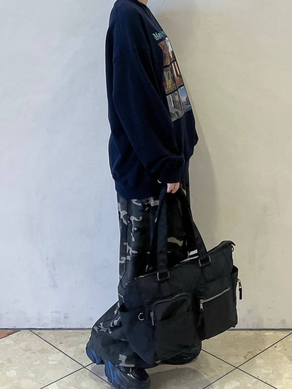 ブラック系のスニーカー、その他のスウェットパンツ、ブラック系のボストンバッグを着用したレディースの秋コーディネートの2枚目の写真