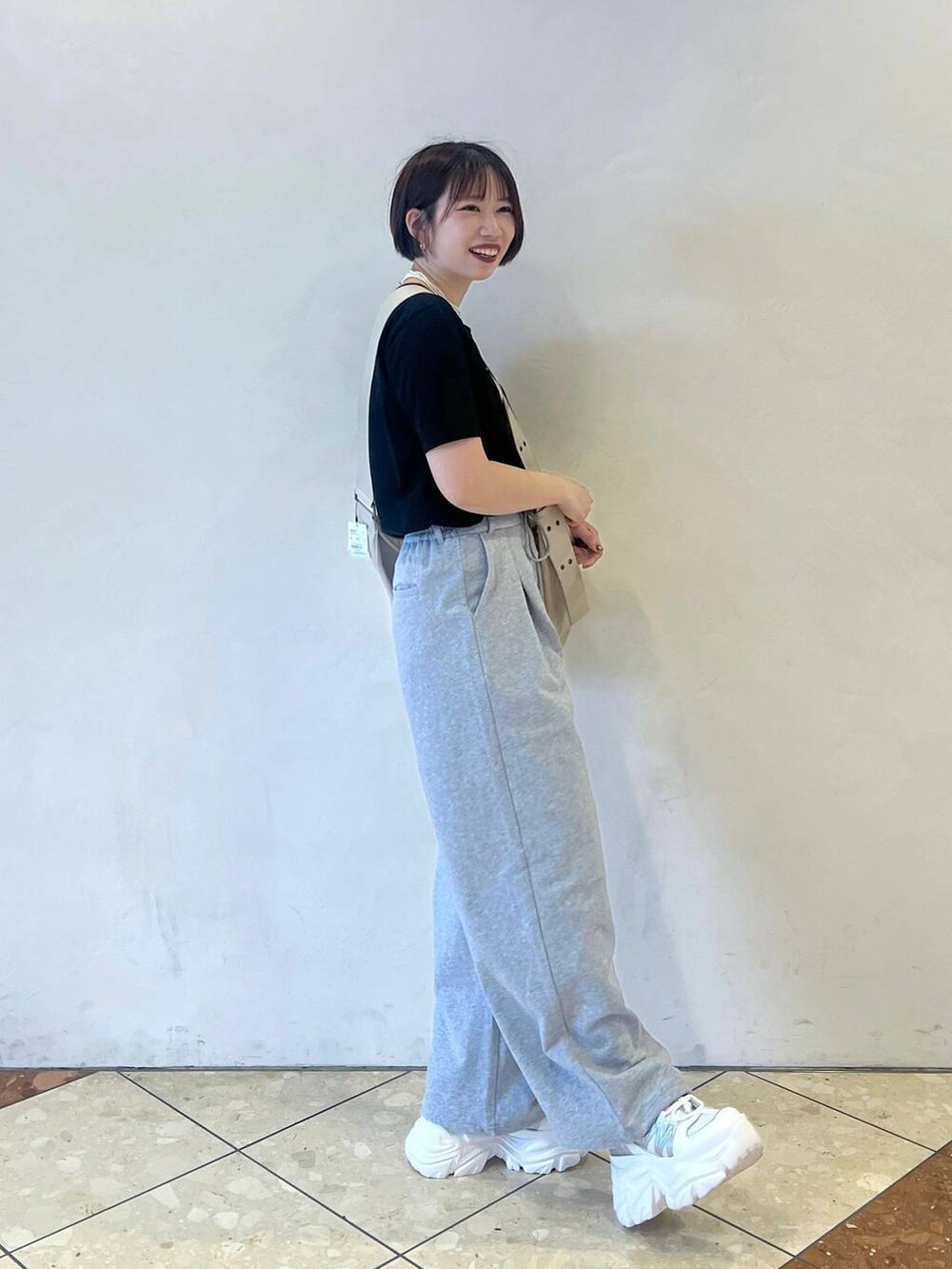 「ラフ、カジュアル、モード、新作、夏コーデ、Tシャツ、スウェットパンツ、スニーカー、スポーティ、シンプルコーデ、PAGEBOY」｜「PAGEBOYのプラットチャンキースニーカー（スニーカー、ホワイト系）」を使った、tagochiさん（レディース・159cm）の春コーディネートの2枚目の写真