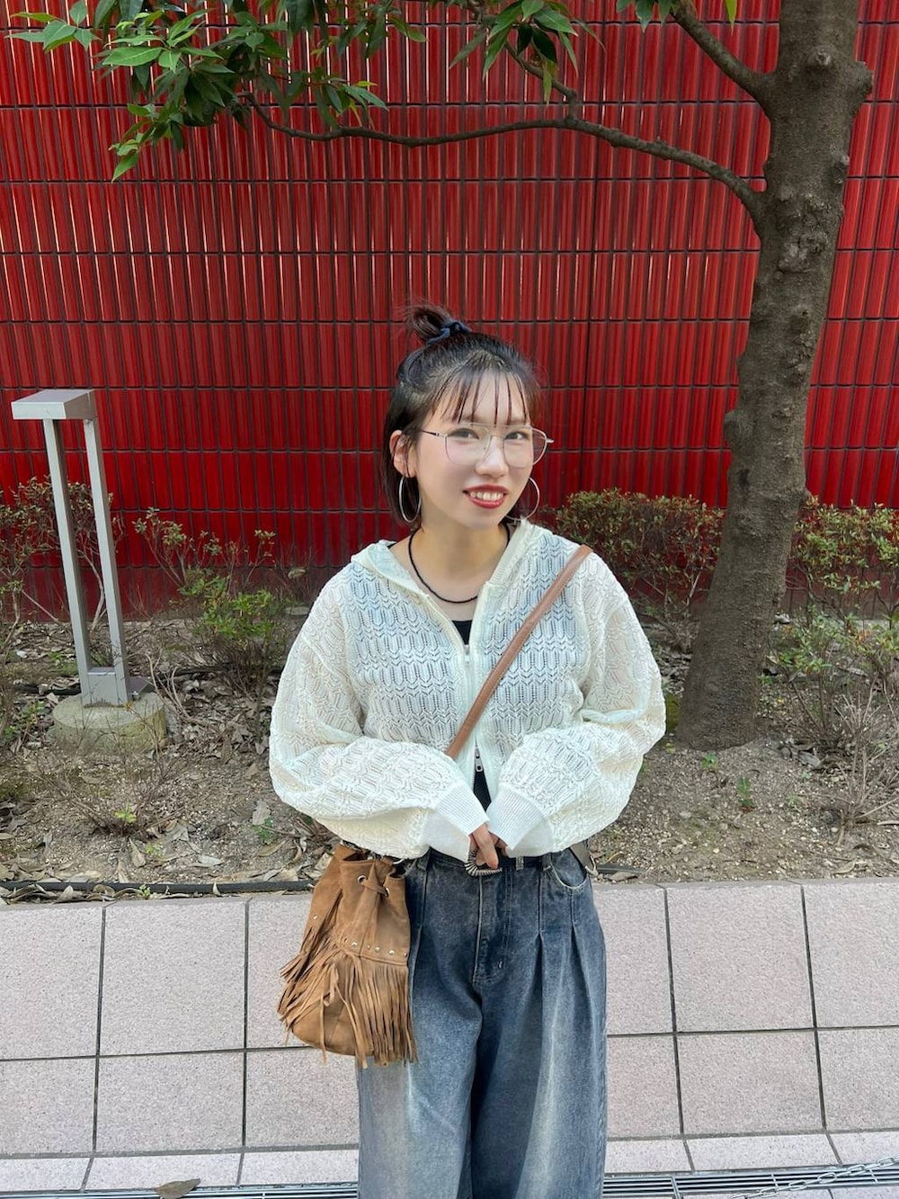 「ラフ、カジュアル、モード、夏コーデ、パーカー、PAGEBOY、デニムパンツ、大人カジュアル」｜「PAGEBOYの<WEB限定サイズあり>タックデニムパンツ（デニムパンツ、ブルー系）」を使った、tagochiさん（レディース・159cm）の夏コーディネートの4枚目の写真