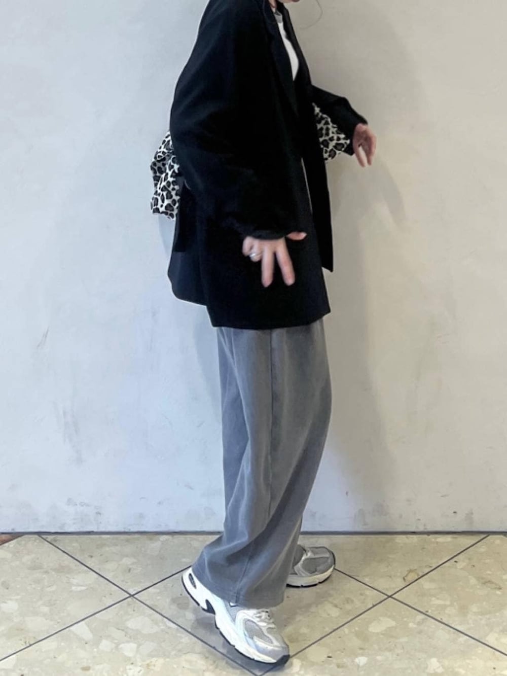 ブラック系のテーラードジャケット、グレー系のスウェットパンツ、その他のトートバッグを着用したレディースの春コーディネートの3枚目の写真