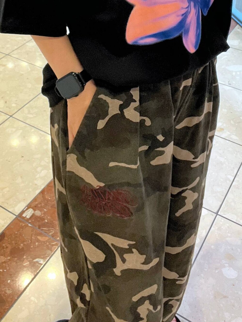 その他のスウェットパンツ、その他のパーカー、ブラック系のデジタル腕時計を着用したレディースの夏コーディネートの3枚目の写真