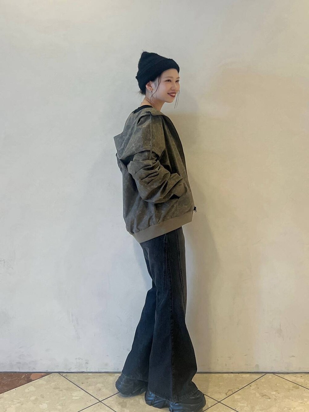 ブラック系のスニーカー、ブラック系のデニムパンツ、ブラック系のタンクトップを着用したレディースの夏コーディネートの2枚目の写真