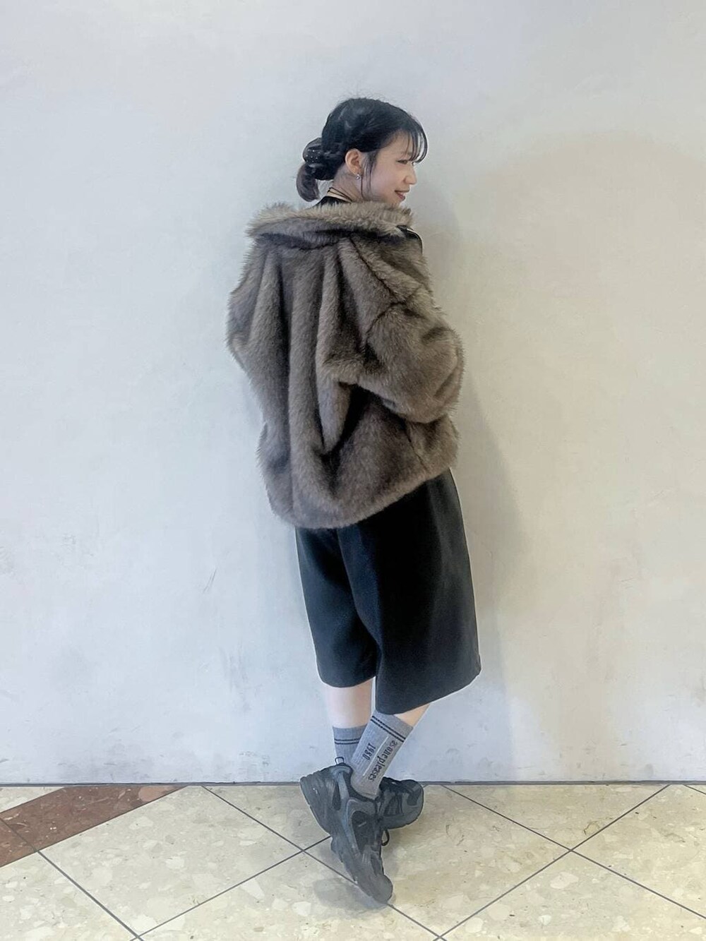 ブラック系のその他パンツ、ブラウン系のブルゾン、ブラック系のニット/セーターを着用したレディースの秋コーディネートの4枚目の写真