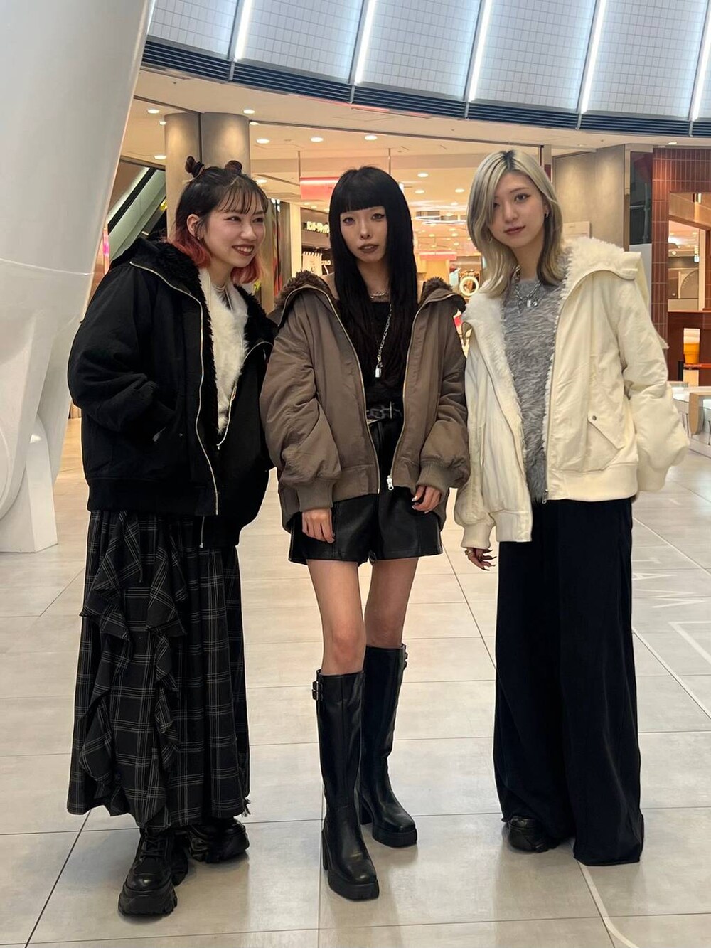 ブラック系のスウェットパンツ、ブラウン系のブルゾン、ブラック系のブルゾンを着用したレディースの秋コーディネートの2枚目の写真