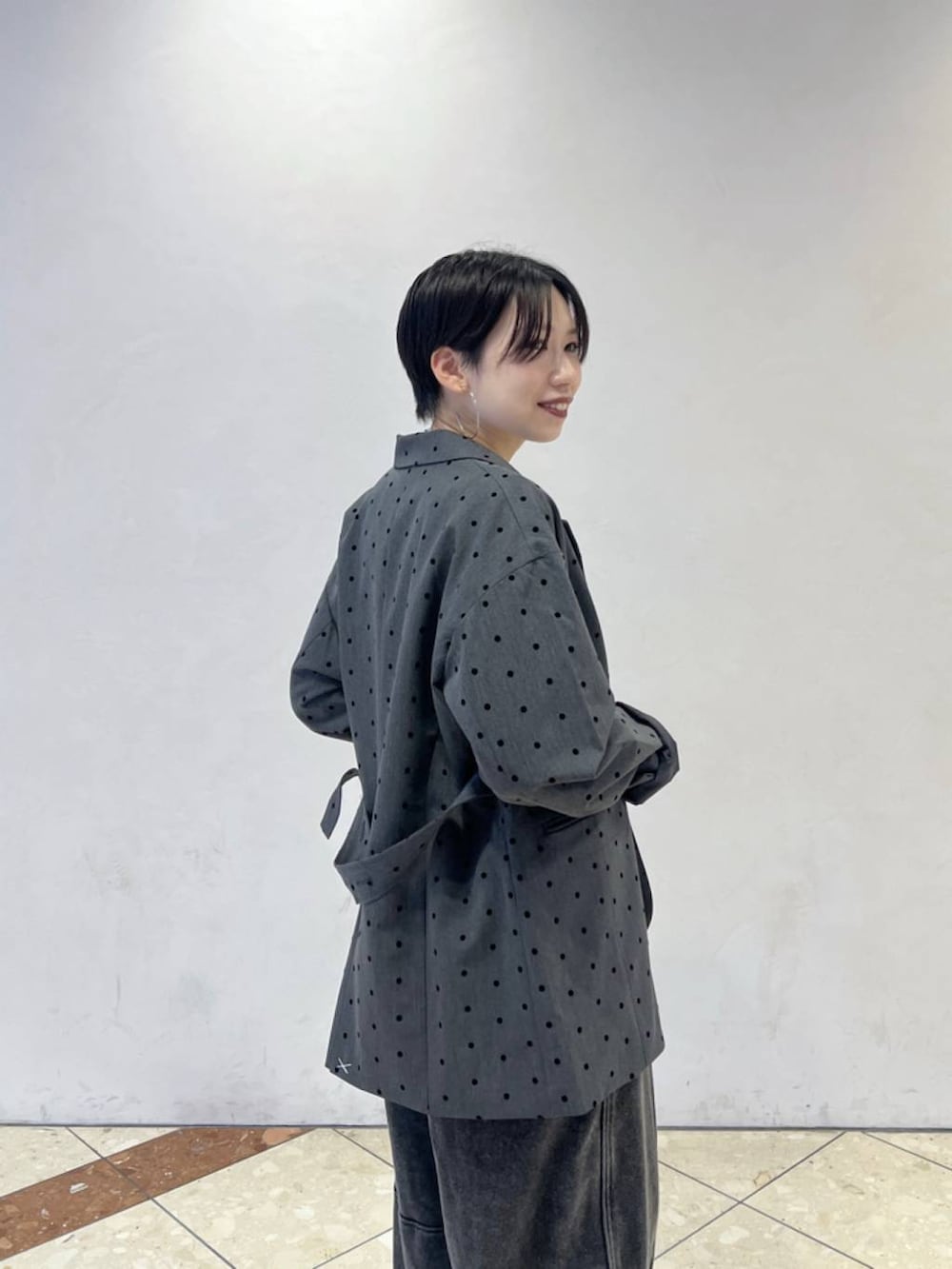 ブラック系のスニーカー、ホワイト系のシャツ/ブラウス、その他のテーラードジャケットを着用したレディースの秋コーディネートの3枚目の写真