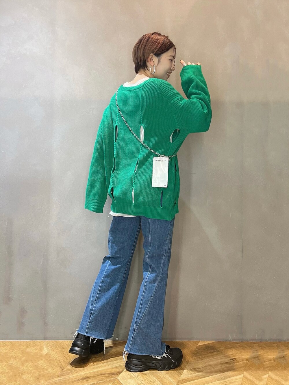 「春、ニット、グリーン、春コーデ、春カラー、カジュアルコーデ、JEANASiS、デニム、オトナカジュアル、おしゃれさんと繋がりたい、ゆるコーデ、春色」｜「JEANASISのレースアップスニーカーブーツ/182863（ブーツ、ブラック系）」を使った、tagochiさん（骨格ウェーブ・レディース・159cm）の冬コーディネートの3枚目の写真