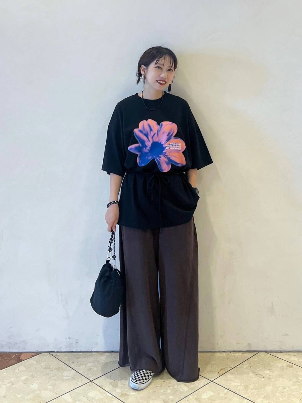 ブラック系のショルダーバッグ、ブラック系のTシャツ/カットソー、ブラウン系のスウェットパンツを着用したレディースの夏コーディネートの2枚目の写真