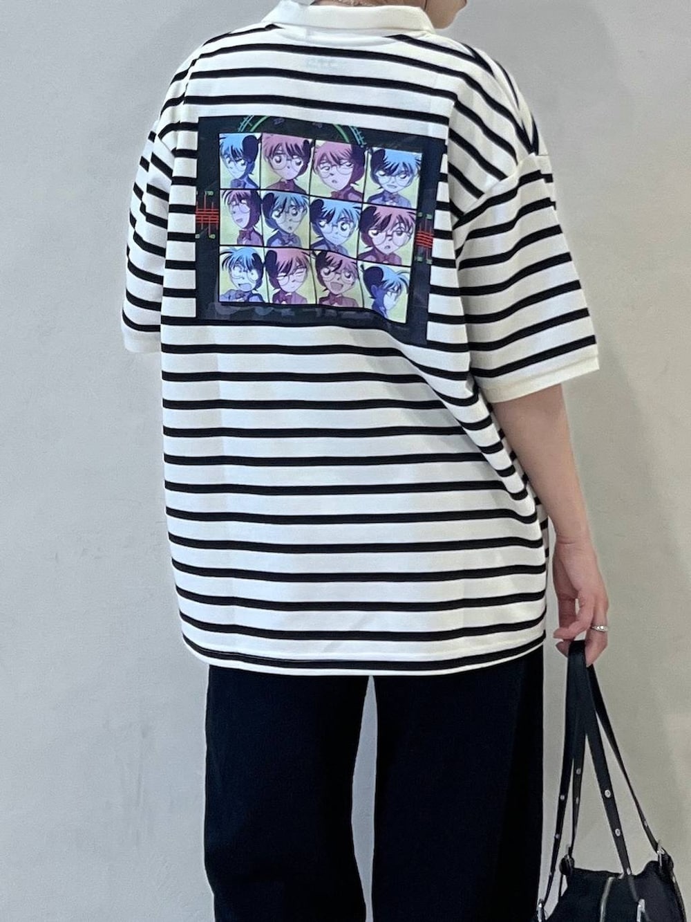 ブラック系のその他パンツ、ブラック系のサンダル、ブラック系のトートバッグを着用したレディースの春コーディネートの2枚目の写真