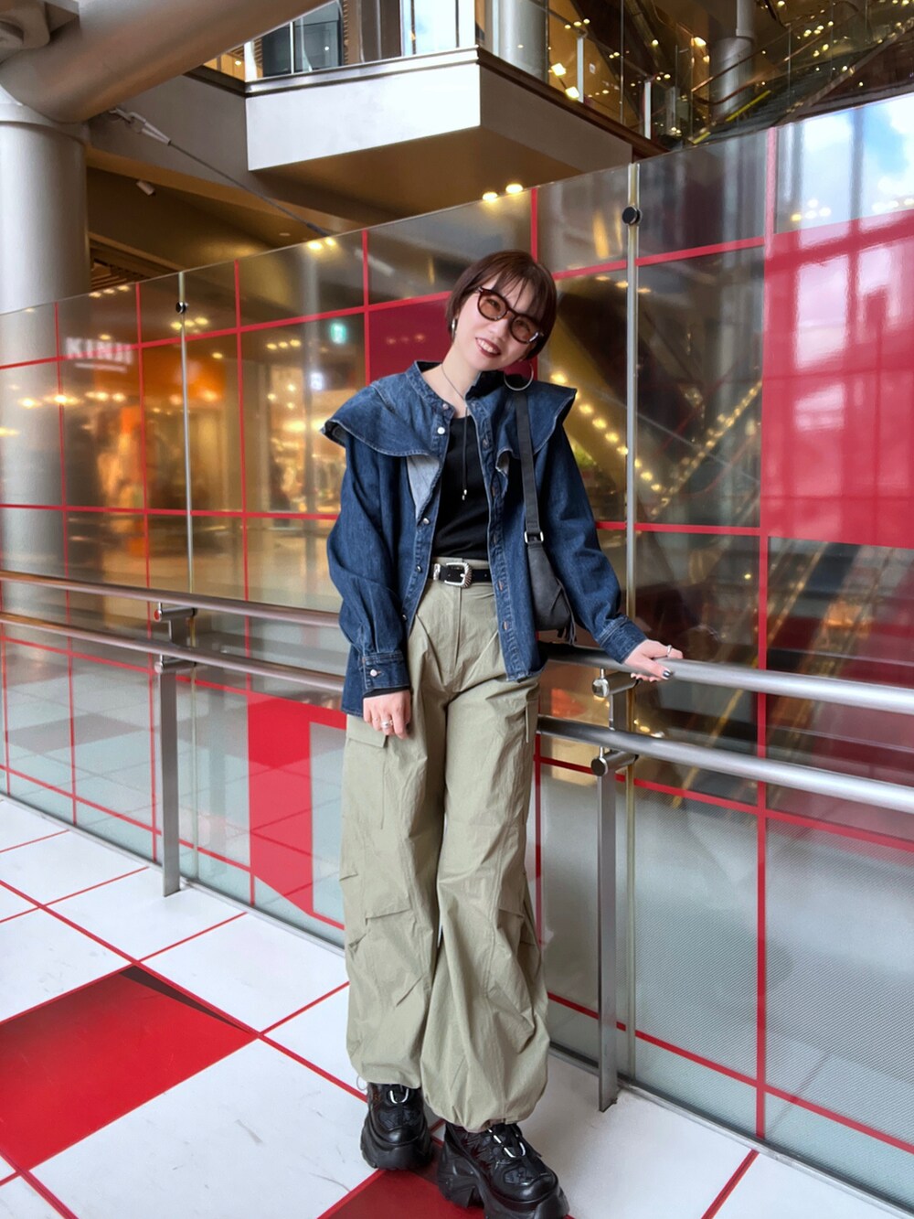 「春コーデ、メガネ女子、サングラス、ユニクロ、PAGEBOY、ブラウス、カーゴパンツ、オトナカジュアル、オトナ女子、ショートヘア、アパレルスタッフ、骨格ウェーブ」｜「PAGEBOYのフリルデニムブラウス（シャツ/ブラウス、ブルー系）」を使った、tagochiさん（レディース・159cm）の冬コーディネートの2枚目の写真