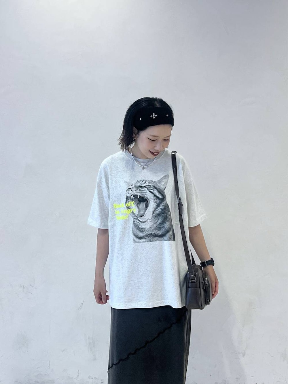ブラック系のワンピース、ブラック系のショルダーバッグ、グレー系のTシャツ/カットソーを着用したレディースの夏コーディネートの2枚目の写真