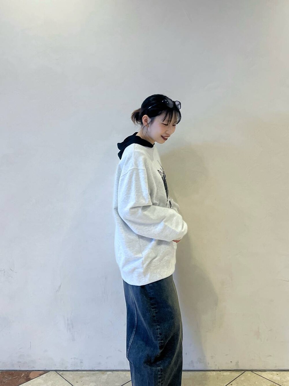 ブルー系のデニムパンツ、ブラック系のTシャツ/カットソー、グレー系のスウェットを着用したレディースの冬コーディネートの3枚目の写真