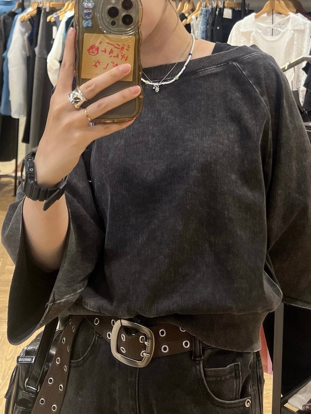 ブラック系のデニムパンツ、ブラック系のTシャツ/カットソー、ブラック系のショルダーバッグを着用したレディースの夏コーディネートの2枚目の写真