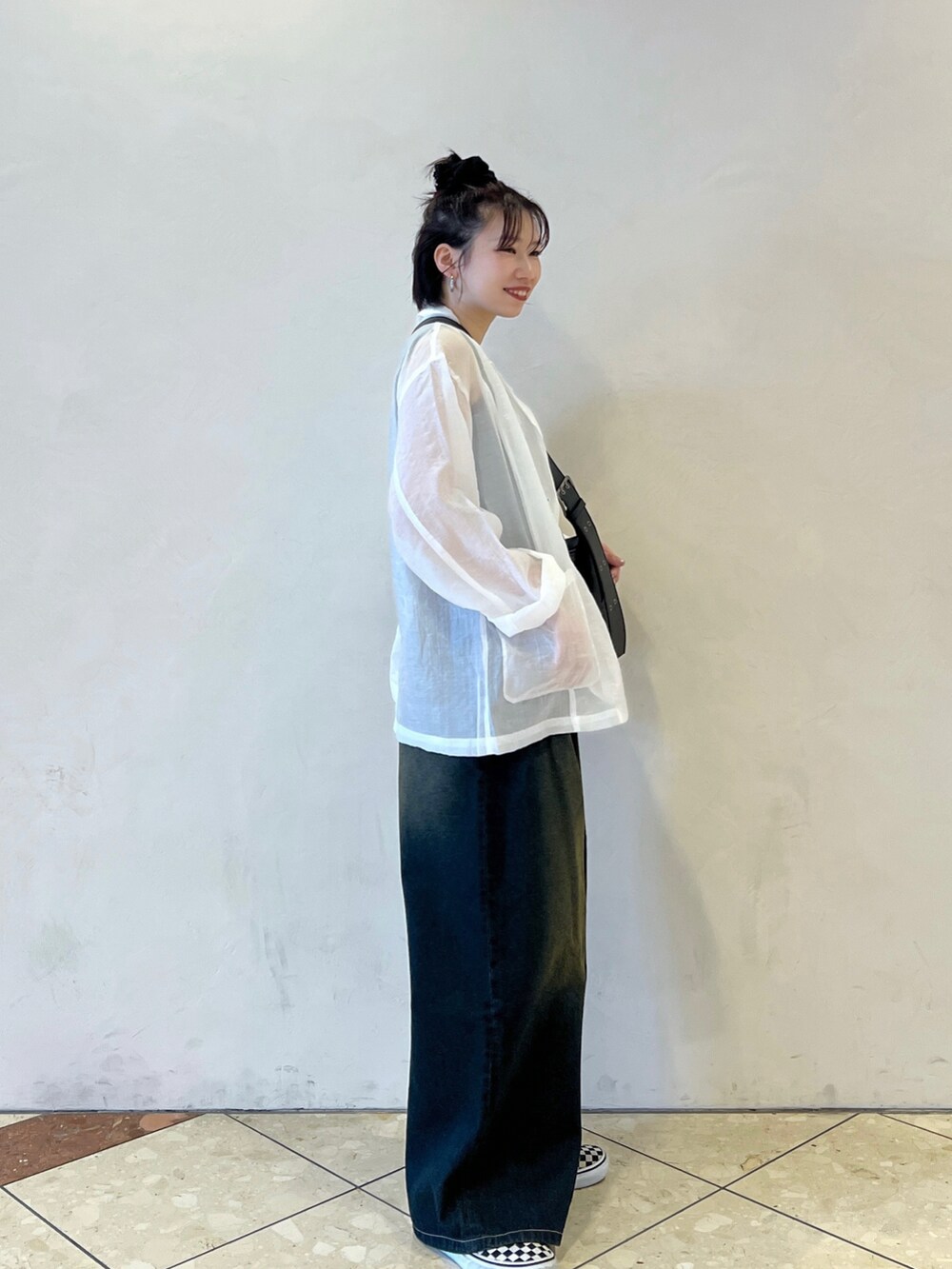 「PAGEBOYの<WEB限定サイズあり>タックデニムパンツ（デニムパンツ、ブルー系）」を使った、tagochiさん（レディース・159cm）の春コーディネートの2枚目の写真
