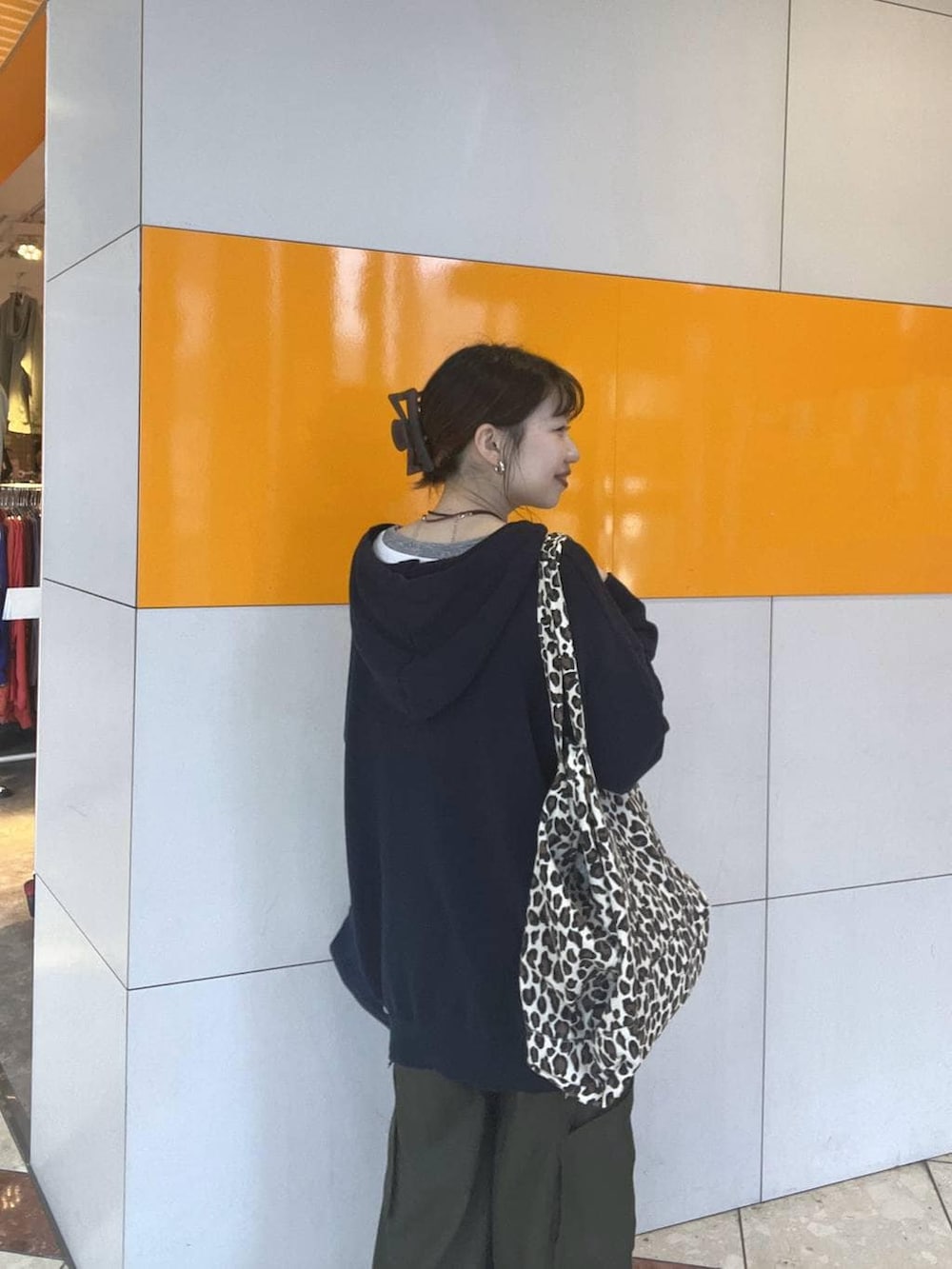 ブラック系のスニーカー、グリーン系のスラックス、ブルー系のパーカーを着用したレディースの冬コーディネートの5枚目の写真